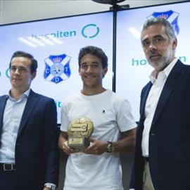 Luis Milla recibe el premio MVP Hospiten al mejor jugador de la temporada