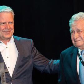 Premios Tourinews 2022 reconocen la trayectoria del doctor Pedro Luis Cobiella de Hospiten
